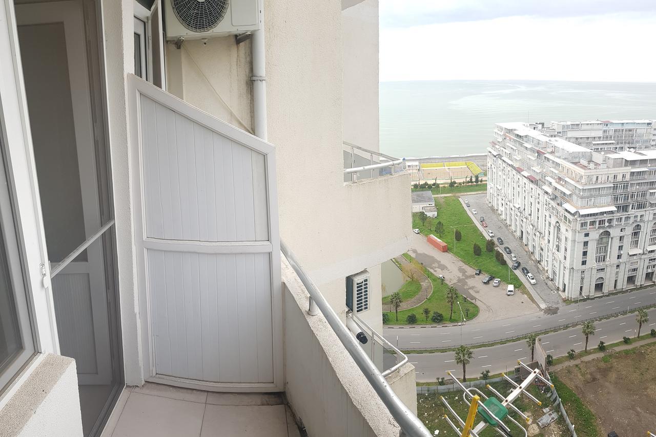 Apartment In Front Of Mcdonald'S บาทูมิ ภายนอก รูปภาพ