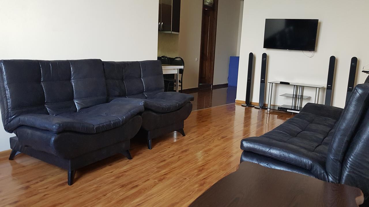 Apartment In Front Of Mcdonald'S บาทูมิ ภายนอก รูปภาพ