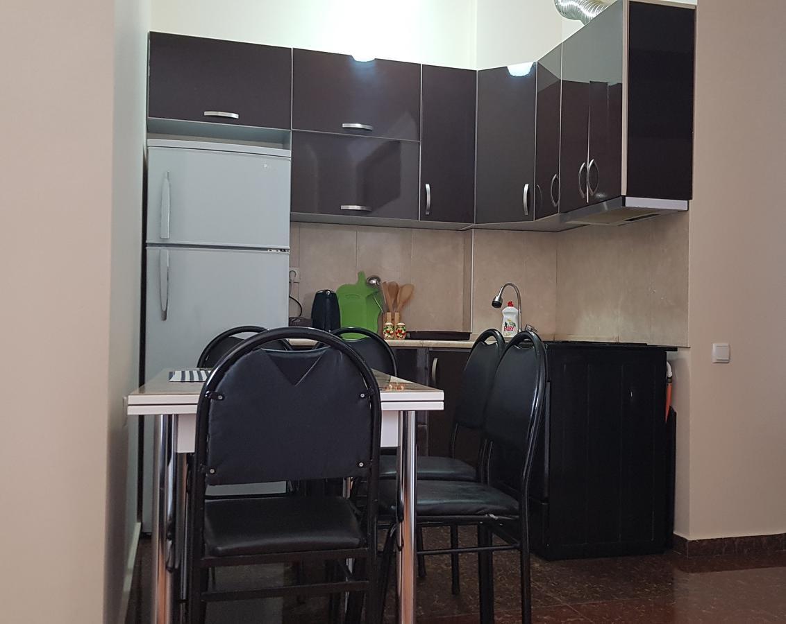 Apartment In Front Of Mcdonald'S บาทูมิ ภายนอก รูปภาพ