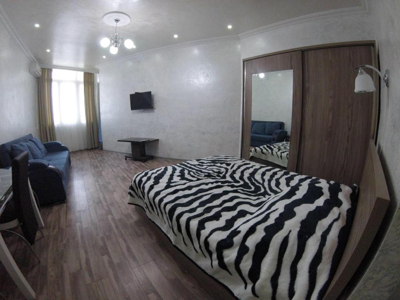 Apartment In Front Of Mcdonald'S บาทูมิ ภายนอก รูปภาพ
