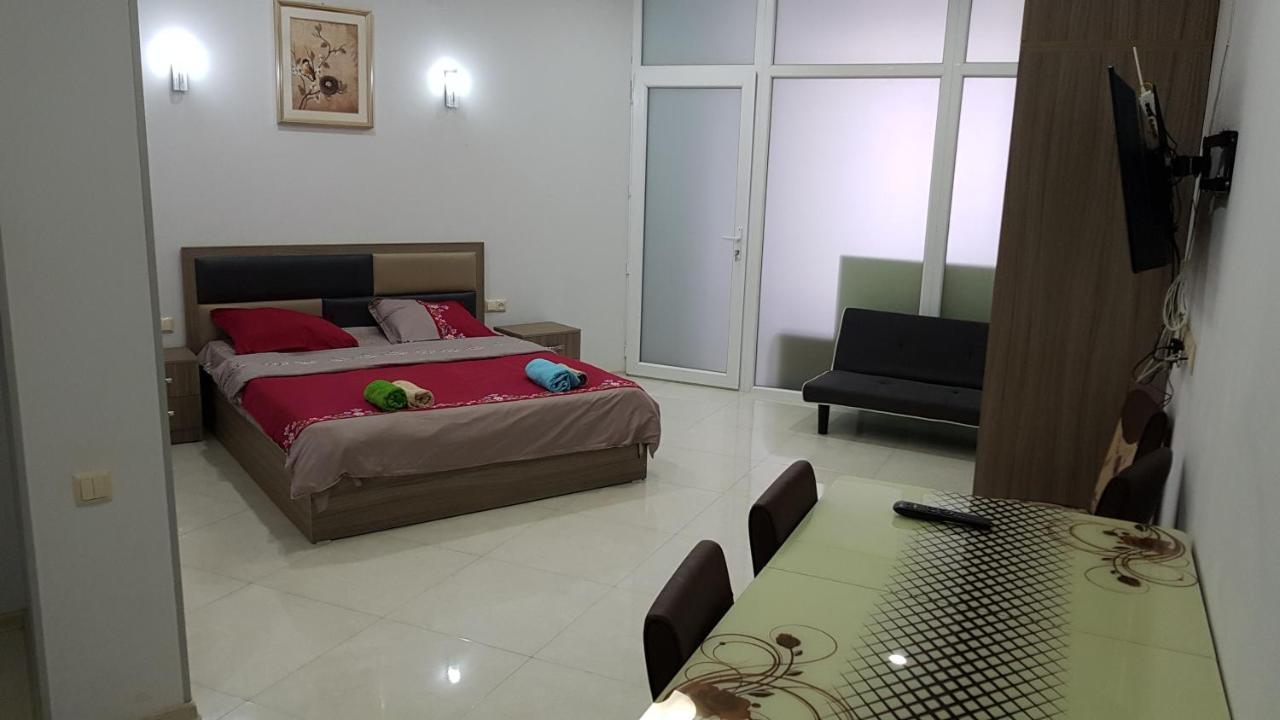 Apartment In Front Of Mcdonald'S บาทูมิ ภายนอก รูปภาพ